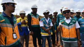 Menteri ESDM, Bahlil Lahadalia saat berkunjung ke Pulau Gag, melihat aktivitas pertambangan nikel yang mengundang kontroversi. (Foto: Dok. Kementerian ESDM)