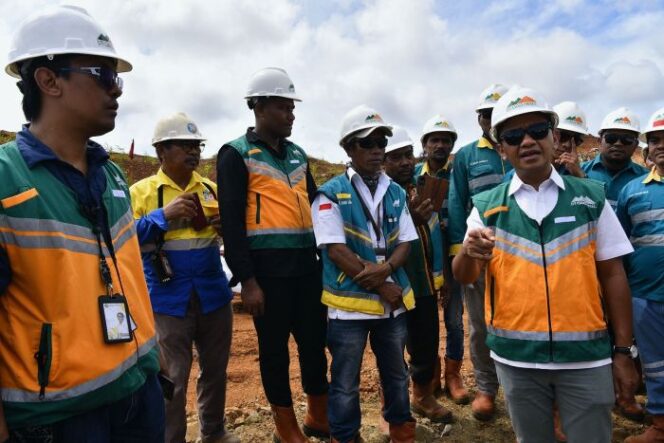 
					Menteri ESDM, Bahlil Lahadalia saat berkunjung ke Pulau Gag, melihat aktivitas pertambangan nikel yang mengundang kontroversi. (Foto: Dok. Kementerian ESDM)
