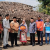 Bersama Ketua DPRD, Wakil Bupati, Bupati Jombang Warsubi menyerahkan bantuan kepada beberapa warga yang tengah membutuhkan bantuan, Kamis 19 Juni 2025. Foto: dok/BPBD Jombang