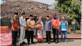 Bersama Ketua DPRD, Wakil Bupati, Bupati Jombang Warsubi menyerahkan bantuan kepada beberapa warga yang tengah membutuhkan bantuan, Kamis 19 Juni 2025. Foto: dok/BPBD Jombang