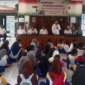 Beginilah suasana anak-anak siswa SDN2 Bareng melaksanakan outing class, datang ke kantor camat bareng, Jombang. Merteka belajar memahami tugas-tugas kantor kecamatan, mengurus KTP, KK, serta berbagai macam adminitasi dan perizinan, Rabu 18 Juni 2025. Foto; Jombangkab.go.id