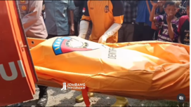 Petugas kepolisian dan aparat lainnya sedang melakukan evakuasi jasad Lukman, 50, Dusun Karangtengah, Desa Johowinong, Kecamatan Mojoagung. Jenazah diperkirakan sudah meninggal lebih dari 40 hari sebelum ditemukan. Instagram@jombanginformasi_