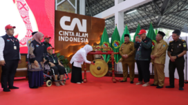 Gubernur Jatim Khofifah didampingi Bupati Warsubi memukul gong tanda dimulai emangat menanamkan cinta alam dan cinta tanah air bergema di Bumi Perkemahan Kosambiwojo, Dusun Kombo, Desa Sambirejo, Kecamatan Wonosalam, Jombang, Senin 30 Juni 2025. Foto: Kominfo Jombang

