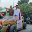 Inilah aksi Camat Ploso, Tridoyo Purnomo ketika tampil  sebagai Bung Karno dalam kirab tahunan Titik Nol, untuk menegaskan bahwa Bung Karno Lahir di Redjoagung, kcematan Polis, Jombang. Pawai dilaksanakan Jumat, 20 Juni 2025. Foto: bhirawan.com
