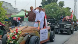 Inilah aksi Camat Ploso, Tridoyo Purnomo ketika tampil  sebagai Bung Karno dalam kirab tahunan Titik Nol, untuk menegaskan bahwa Bung Karno Lahir di Redjoagung, kcematan Polis, Jombang. Pawai dilaksanakan Jumat, 20 Juni 2025. Foto: bhirawan.com