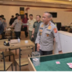 Tim Polda Jabar melakukan penggerebekan judi casino sebuah ruko Pasar Kosambi, Bandung, dan meringkus sebanyak 44 orang pejudi. Foto: infotren.id