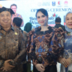 Bupati Jombang Warsubi bersama istri, Ny Yuliarti Nugrahani sebagai ketua Dekranasda Jombang, turut berpartisipasi dan hadir pada acara Wastra Batik Bojonegoro Festival (BWBF) 2025, digelar di Alun-Alun Bojonegoro, Rabu, 18 Juni 2025. Foto: jombangkab.go.id