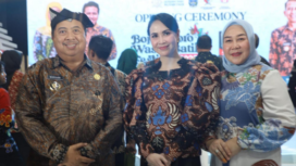 Bupati Jombang Warsubi bersama istri, Ny Yuliarti Nugrahani sebagai ketua Dekranasda Jombang, turut berpartisipasi dan hadir pada acara Wastra Batik Bojonegoro Festival (BWBF) 2025, digelar di Alun-Alun Bojonegoro, Rabu, 18 Juni 2025. Foto: jombangkab.go.id