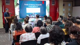 Dokter Lee Woo Guan, ahli bedah ortopedi dari Kuching Spesialis Hospital, Malaysia saat memberikan presentasi pada acara Group Discussion 'Hidup Tanpa Batas' di Jakarta, Sabtu (31/5/2025) (Foto: KREDONEWS.COM/ TANASYAFIRA LIBAS TIRANI)