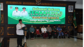 Bupati H. Warsubi memberikan sambutan atas kedatangan kembali  jemaah haji asal Kabupaten Jombang untuk kloter 18 adalah sebanyak 376 orang, tiba Selasa, 18 Juni 2025, menggunakan sembilan armada bus untuk melanjutkan perjalanan ke pendopo Pemkba Jombang. Foto: jombangkab.go.id