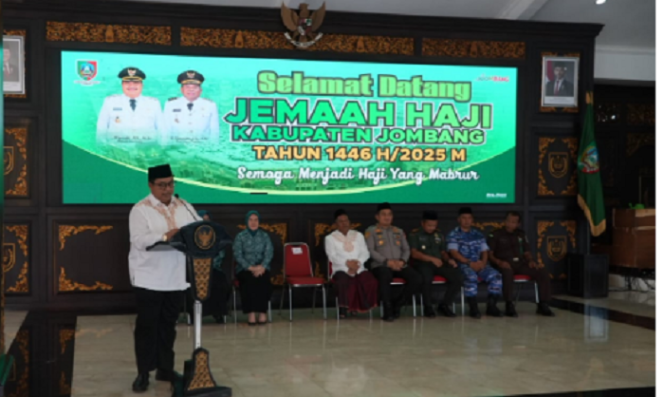 
					Bupati H. Warsubi memberikan sambutan atas kedatangan kembali  jemaah haji asal Kabupaten Jombang untuk kloter 18 adalah sebanyak 376 orang, tiba Selasa, 18 Juni 2025, menggunakan sembilan armada bus untuk melanjutkan perjalanan ke pendopo Pemkba Jombang. Foto: jombangkab.go.id