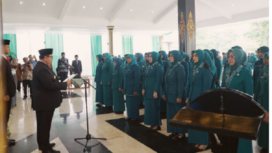 Bupati Jombang H Warsubi melantik  Ketua TP PKK Kabupaten Jombang, Hj. Yuliati Nugrahani, lebih dulu dikukuhkan bersama jajaran pengurus TP PKK masa bhakti 2025–2030 dalam acara resmi yang digelar di Pendopo Kabupaten Jombang, Jumat, 20 Juni 2025. Foto: Kominfo Jombang