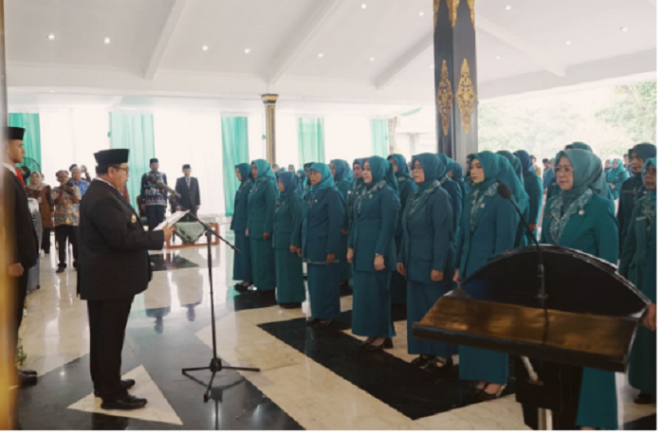 
					Bupati Jombang H Warsubi melantik  Ketua TP PKK Kabupaten Jombang, Hj. Yuliati Nugrahani, lebih dulu dikukuhkan bersama jajaran pengurus TP PKK masa bhakti 2025–2030 dalam acara resmi yang digelar di Pendopo Kabupaten Jombang, Jumat, 20 Juni 2025. Foto: Kominfo Jombang