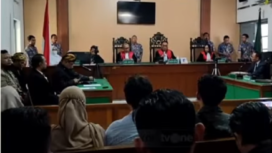 Sidang perdana pembacaan gugatan 36 halaman dari penggugat atas ijazah Joko Widodo, di PN Solo, Senin 2 Mei 2025. Tangkap layar video Youtube@TV One