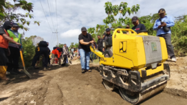 Bupati Jombang Warsubi  turut mengoperasikan mesin pengeras jalan, saat melakuka inspeksi pembangunan jalan Kedungdendeng, Sabtu 28 Juni 2025. Foto: Kominfo Jombang