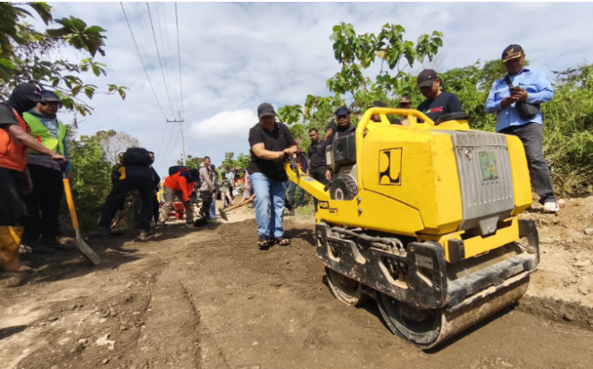 
					Bupati Jombang Warsubi  turut mengoperasikan mesin pengeras jalan, saat melakuka inspeksi pembangunan jalan Kedungdendeng, Sabtu 28 Juni 2025. Foto: Kominfo Jombang
