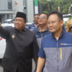Vice President Director Mr. Hwang In Seok dan direktur lainnya seperti Lee In Ku dan Benny Efendi, serta General Manager H. Mulyono menyambut kehadiran bupati Warsubi saat berkunjung ke perusahaan Cheil Jedang di Ploso Jombang. Foto: salamolahraga