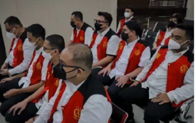
					Terdakwa kasus judi oline, mereka sebagai penjaga di Kominko, untuk melindungi situs-situs agar lolos dari blokir dengan cara membayar dengan nilai tertentu. Foto: kumparan
