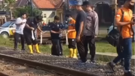 Petugas kepolisian Tulungagung melakukan olah tempat kejadian perkara (TKP) tewasnya anak balita berusia, 3, di Rejotangan, akibat tertabrak KA Gajayana, sekitar pukul 05.30 WIB, Rabu 4 Juni 2025. Instagram@radiopatria