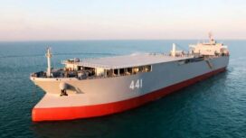 Kapal melintasi perairan Iran