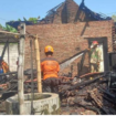 Petugas Damkar dari Pos Ngoro berhasil memadamkan kebakaran yang terjadi di dusun Jetak, desa Sidokerto, Kecamatan Mojowarno, Kabupaten Jombang pada Rabu, 18 Juni 2025 sekitar pukul 12.06 WIB. Foto: bangsaonline.com
