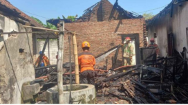 Petugas Damkar dari Pos Ngoro berhasil memadamkan kebakaran yang terjadi di dusun Jetak, desa Sidokerto, Kecamatan Mojowarno, Kabupaten Jombang pada Rabu, 18 Juni 2025 sekitar pukul 12.06 WIB. Foto: bangsaonline.com