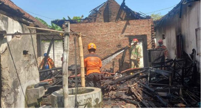 
					Petugas Damkar dari Pos Ngoro berhasil memadamkan kebakaran yang terjadi di dusun Jetak, desa Sidokerto, Kecamatan Mojowarno, Kabupaten Jombang pada Rabu, 18 Juni 2025 sekitar pukul 12.06 WIB. Foto: bangsaonline.com