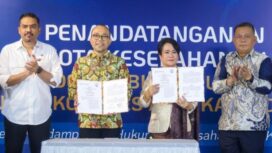  Menteri UMKM Maman Abdurrahman (paling kiri) dan Wakil Menteri UMKM Helvi Moraza (paling kanan) menyaksikan penandatangan kerjasama antara Kementerian UMKM dan Kongres Advokat Indonesia yang dilakukan oleh Ketua Umum KAI, Siti jamalian Lubis (Kedua dari kanan) dan Deputi Bidang Usaha Mikro Kementerian UMKM, Riza Damanik (Kedua dari kiri) (Foto: Istimewa)