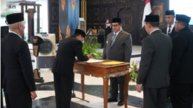 Bupati Jombang, Warsubi melantik 118 kepala sekolah SD dan SMP, sebagai bagian untuk memajukan pendidikan, sekaligus menyiapkan gerenasi Indonesia Emas 20245. Foto: Kominfo Jombang