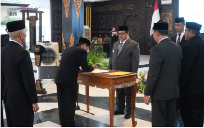 
					Bupati Jombang, Warsubi melantik 118 kepala sekolah SD dan SMP, sebagai bagian untuk memajukan pendidikan, sekaligus menyiapkan gerenasi Indonesia Emas 20245. Foto: Kominfo Jombang