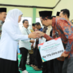 Gubernur Jatim, Khofifah Indar Parawansa didampingi bupati Warsubi menyerahkan bantuan sosial (bansos) ke kabupaten Jombang Rp 5,59 miliar, Jumat 27 Juni 2025. Foto: Kominfo Jombang