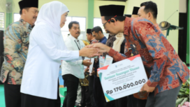 Gubernur Jatim, Khofifah Indar Parawansa didampingi bupati Warsubi menyerahkan bantuan sosial (bansos) ke kabupaten Jombang Rp 5,59 miliar, Jumat 27 Juni 2025. Foto: Kominfo Jombang