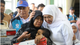 Gubernur Jawa Timur Khofifah didmapingi bupati Jombang, Warsubi, menyerahkan bantuan sosial senilai Rp 5,69 miliar di Aula PSBR, Desa Sengon, Kecamatan Jombang, Kabupaten Jombang pada hari Jumat, 27 Juni 2025. Jumat, 17 Juni 2025. Foto: Kominfo Jombang