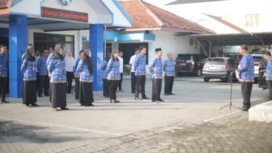 Kepala Dinas Kominfo Jombang, Endro Wahyudi, S.STP., M.KP., membacakan sambutan Bupati Jombang Warsubi, terakit laporan kinerja 100 hari pasangan Warsubi-Salmanudin, dalam Apel Kerja KORPRI yang dilaksanakan di halaman kantor Dinas Komunikasi dan Informatika (Kominfo) Kabupaten Jombang pada Selasa pagi, 17 Juni 2025. Foto:jombangkab.go.id