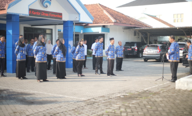 
					Kepala Dinas Kominfo Jombang, Endro Wahyudi, S.STP., M.KP., membacakan sambutan Bupati Jombang Warsubi, terakit laporan kinerja 100 hari pasangan Warsubi-Salmanudin, dalam Apel Kerja KORPRI yang dilaksanakan di halaman kantor Dinas Komunikasi dan Informatika (Kominfo) Kabupaten Jombang pada Selasa pagi, 17 Juni 2025. Foto:jombangkab.go.id