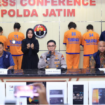 Polda Jatim menggelar konferensi pers dalam mengungkap jaringan Gay melalui medsos melibatkan warga melibatkan warga Jawa Timur, Jumat 13 Juni 2025. Instgaram@wargajombang