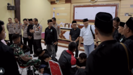 Polisi Lamongan bertindak tegas melakukan pengamanan, tetapi akhirnya mereka dibina dan mendatangkan orang tuanya, serta para pembinanya. Tangkap layar video Instagram@berita_lamongan