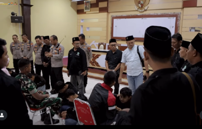 
					Polisi Lamongan bertindak tegas melakukan pengamanan, tetapi akhirnya mereka dibina dan mendatangkan orang tuanya, serta para pembinanya. Tangkap layar video Instagram@berita_lamongan