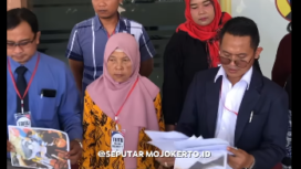 Keluarga mendiang Mukhamad Alfan, 18, didamping pengacara Ahmad Mukhlisin SH mendatangi Polres Mojokerto, untuk mengajukan permohonan ekshumasi (pembongkaran kubur) agar dilakukan otopsi ulang kepada jasad Mukhamad Alfan yang ditemukan jasadnya 5 Mei 2025. Instagram@kabarterdepanmopjokerto