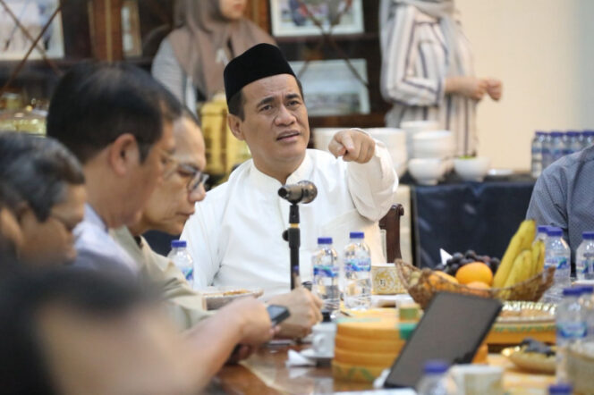 
					Menteri Pertanian (Mentan) Andi Amran Sulaiman menegaskan Indonesia harus swasembada gula komsumsi pada 2028. (Foto: Dok. Kementan RI)