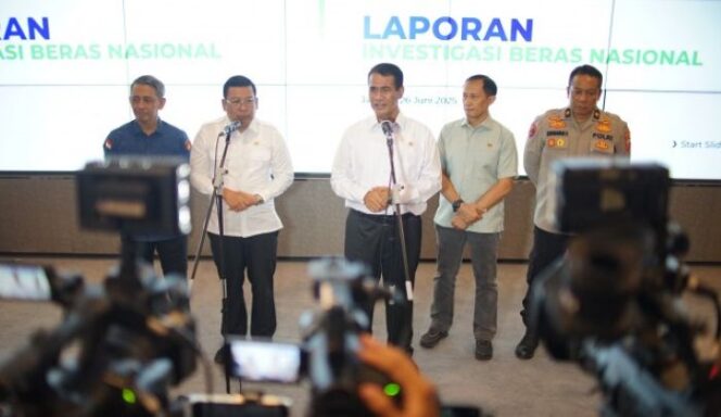 
					Mentan Andi Amran Sulaiman saat melakukan konferensi pers perihal pengusaha beras nakal di Jakarta, Jumat (27/6/2025) (Foto: Dok. Kementan RI)