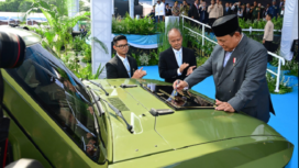 Presiden Prabowo Subianto secara resmi meresmikan peluncuran kendaraan listrik taktis terbaru produksi PT Pindad, yakni MV3-EV “PANDU”, dalam ajang Indo Defence 2025 Expo & Forum yang digelar di JIEXPO Kemayoran, Jakarta, pada Rabu, 11 Juni 2025. Foto: monitorday.com