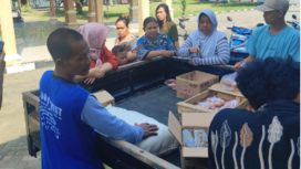 Ibu-ibu rumah tangga selalu mengerumuni operasi Pasar Murah yang diselenggarakan Pedrdagnagn dan Industri (Dagrin) Pemkab Jombang. Pasar ini dilaksanakan Rabu, 25 Juni 2025 pasar murah bergerak di desa Tanjungwadung, Kecamatan Kabuh, Jombang. Foto: Dok/ Dinas Perdagangan dan Industri Jombang