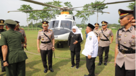 Kapolri Jenderal Listyo Sigit Prabowo dalam rangkaian HUT ke-79 Polri melakukan ziarah ke makam mendiang KH Abdurrahman Wahid, Presiden ke-4 RI, di kompleksTebu Ireng, Jombang. Tampak Wakil Bupati jombang Salmanudin menyambut dan mendampingi kapolri selama di Jombang. Foto: Kominfo Jombang