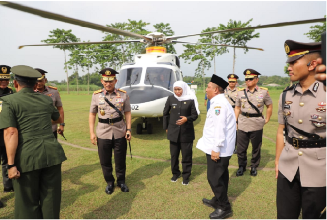 
					Kapolri Jenderal Listyo Sigit Prabowo dalam rangkaian HUT ke-79 Polri melakukan ziarah ke makam mendiang KH Abdurrahman Wahid, Presiden ke-4 RI, di kompleksTebu Ireng, Jombang. Tampak Wakil Bupati jombang Salmanudin menyambut dan mendampingi kapolri selama di Jombang. Foto: Kominfo Jombang