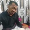 Wadison Pasaribu (37) berpura-pura menangis saat melihat jënazah istrinya Petry Sihombing (35) di rumah duka di kompleks Puri Anggrek, kelurahan Teritih, kecamatan Walantaka, kota Serang. Motif pembunuhan karena istrinya mengetahui Wadison berselingkuh. Instagram@medsos_rame