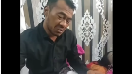 Wadison Pasaribu (37) berpura-pura menangis saat melihat jënazah istrinya Petry Sihombing (35) di rumah duka di kompleks Puri Anggrek, kelurahan Teritih, kecamatan Walantaka, kota Serang. Motif pembunuhan karena istrinya mengetahui Wadison berselingkuh. Instagram@medsos_rame