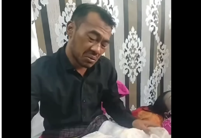 
					Wadison Pasaribu (37) berpura-pura menangis saat melihat jënazah istrinya Petry Sihombing (35) di rumah duka di kompleks Puri Anggrek, kelurahan Teritih, kecamatan Walantaka, kota Serang. Motif pembunuhan karena istrinya mengetahui Wadison berselingkuh. Instagram@medsos_rame