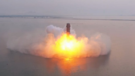 Roket Yuanxingzhe-1 (YXZ-1) diluncurkan dari platform terapung di Laut Kuning, mencapai ketinggian sekitar 2,5 kilometer sebelum melakukan pendaratan vertikal terkendali di air. Foto: China.com