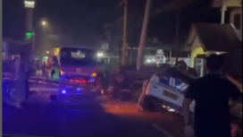 Dua mobil pengawalan dan sebuah Ertiga mengalami kecelakaan di jalan raya Burneh, Bangkalan, Sabtu dini hari 02.30, 7 Mei 2025. Ternyata kecelakaan itu dipicu oleh rokok putih. Mobil patwal mengejar Ertiga, tetapi tetap melarikan diri, hingga terhenti ketika menabrak rumah warga. Instagram@bangkalanterkini
